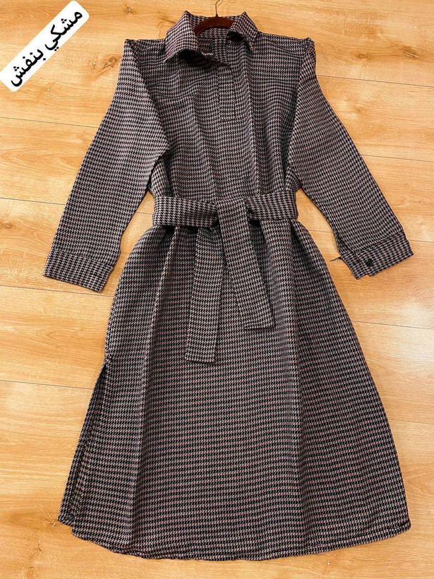 کفتان مشکی بنفش با مدل پیچازی بلند تا زیر زانو و حالت لش با کمربند برای تننظیم سایز