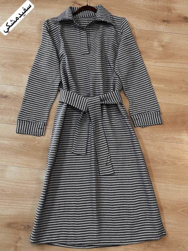 کفتان مشکی سفید با مدل پیچازی بلند تا زیر زانو و حالت لش با کمربند برای تننظیم سایز