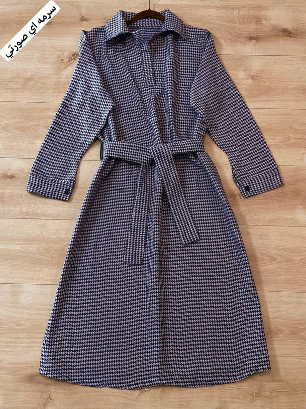 کفتان سرمه ای صورتی با مدل پیچازی بلند تا زیر زانو و حالت لش با کمربند برای تننظیم سایز